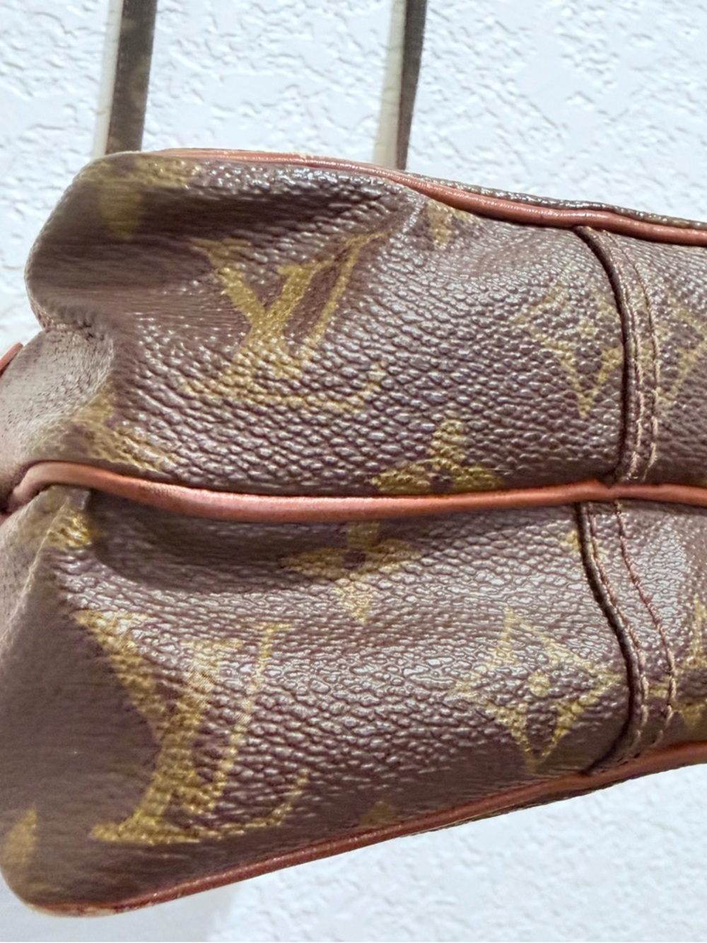 Louis Vuitton Monogram Amazone Messenger Bag - Picture 5 of 15